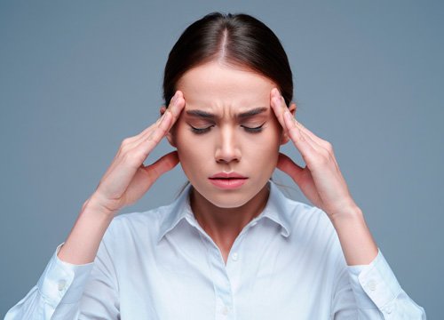 Девушка держится за голову